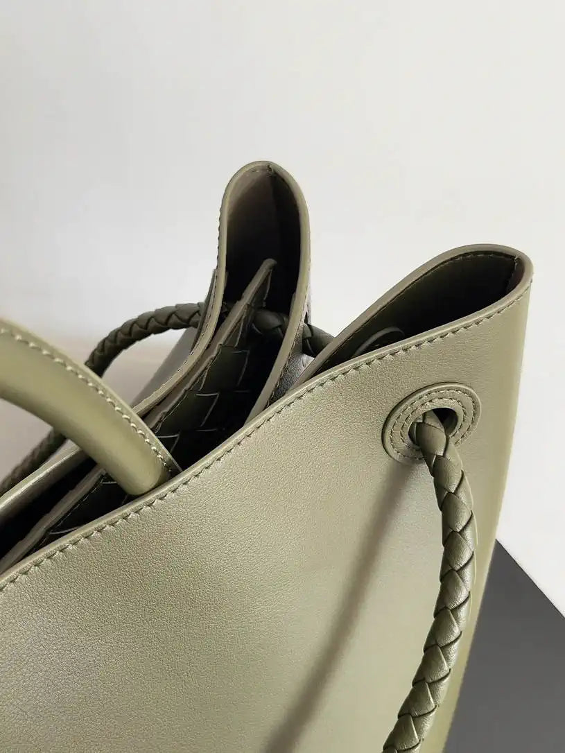 Bottega Veneta BV 806010 Large Andiamo bag BV9109