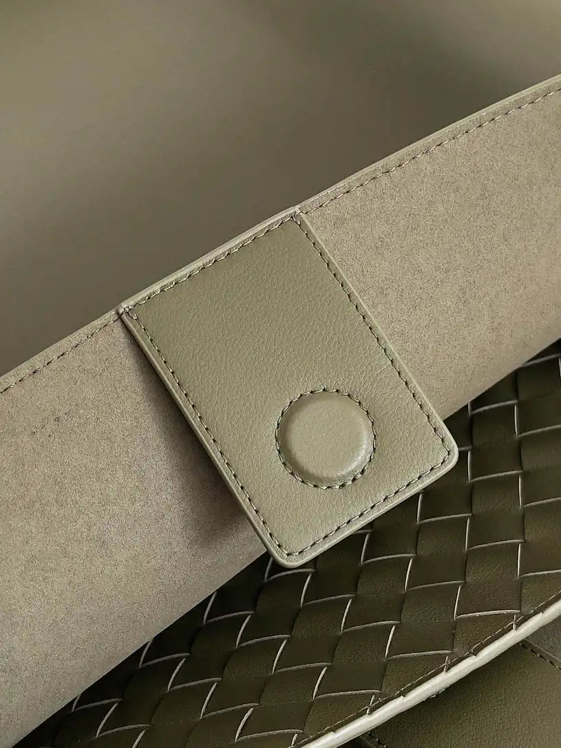 Bottega Veneta BV 806010 Large Andiamo bag BV9109