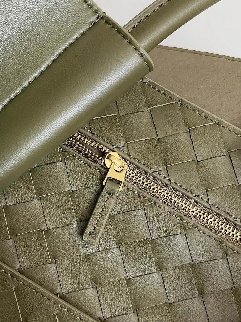 Bottega Veneta BV 806010 Large Andiamo bag BV9109