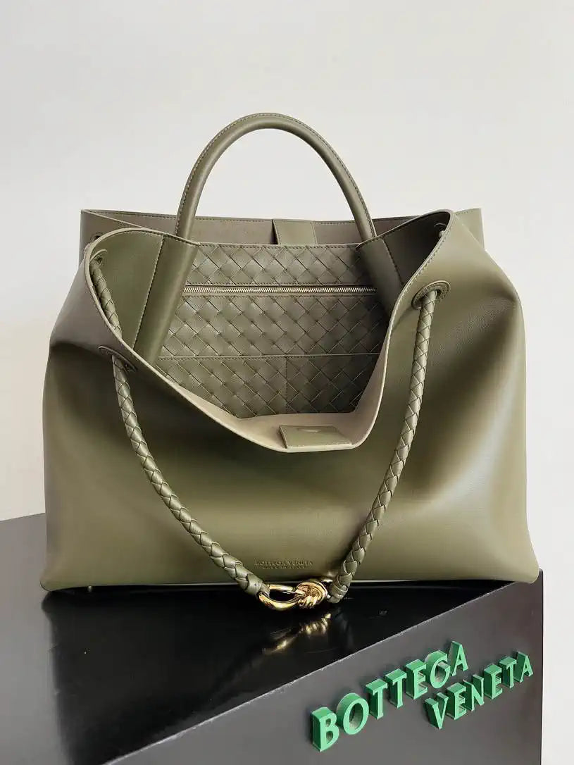 Bottega Veneta BV 806010 Large Andiamo bag BV9109