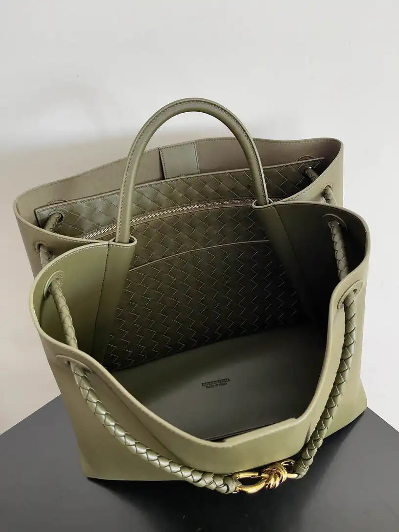 Bottega Veneta BV 806010 Large Andiamo bag BV9109