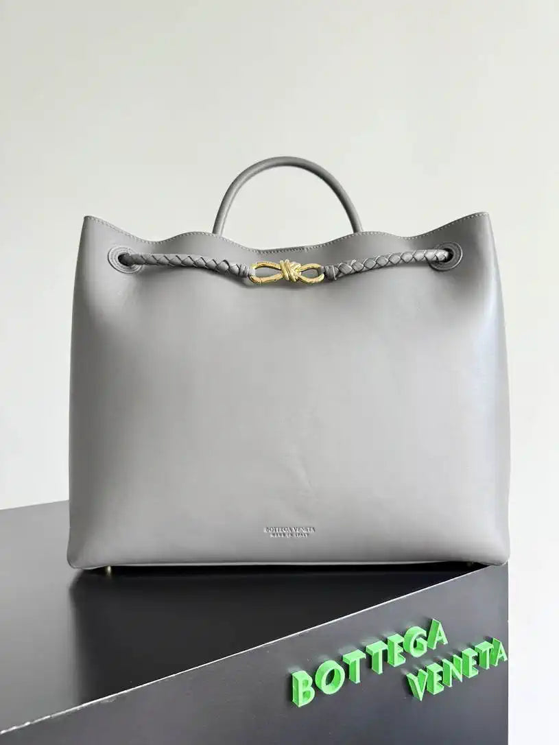 Bottega Veneta BV 806010 Large Andiamo bag BV9110