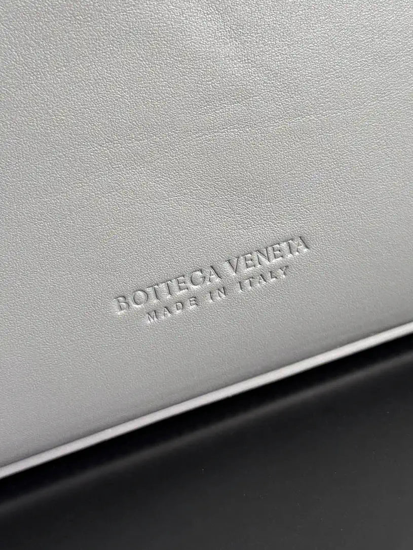 Bottega Veneta BV 806010 Large Andiamo bag BV9110
