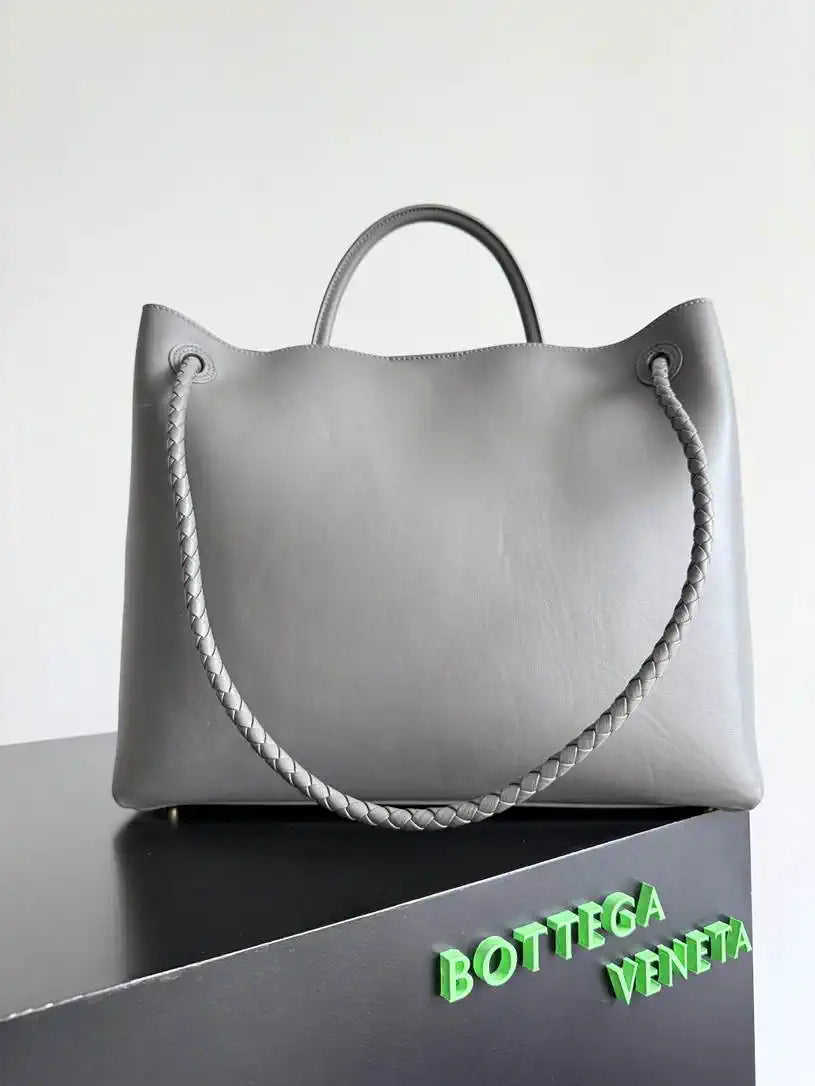 Bottega Veneta BV 806010 Large Andiamo bag BV9110