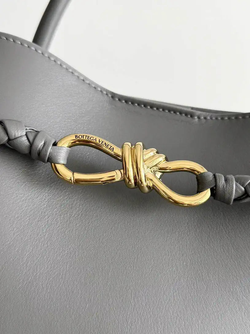 Bottega Veneta BV 806010 Large Andiamo bag BV9110