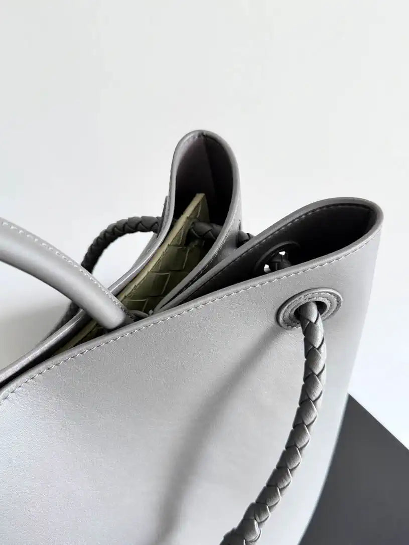 Bottega Veneta BV 806010 Large Andiamo bag BV9110