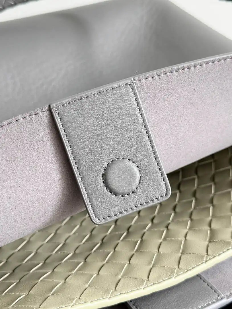 Bottega Veneta BV 806010 Large Andiamo bag BV9110