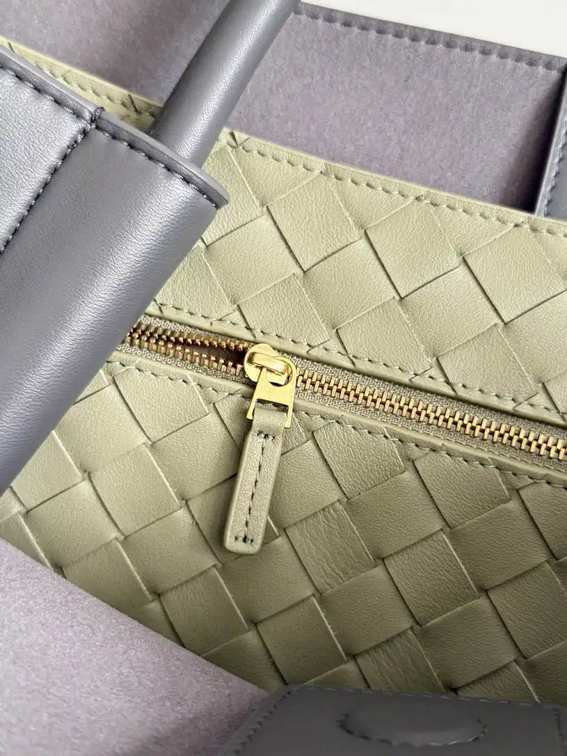 Bottega Veneta BV 806010 Large Andiamo bag BV9110