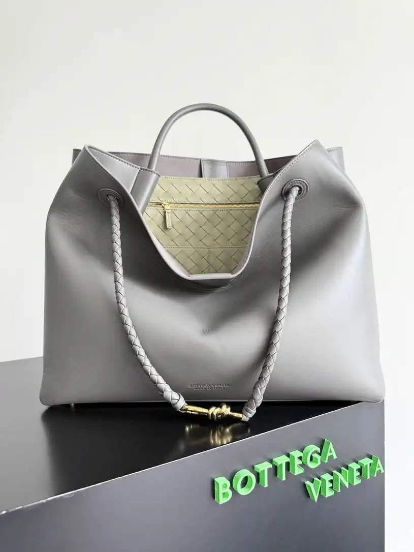 Bottega Veneta BV 806010 Large Andiamo bag BV9110
