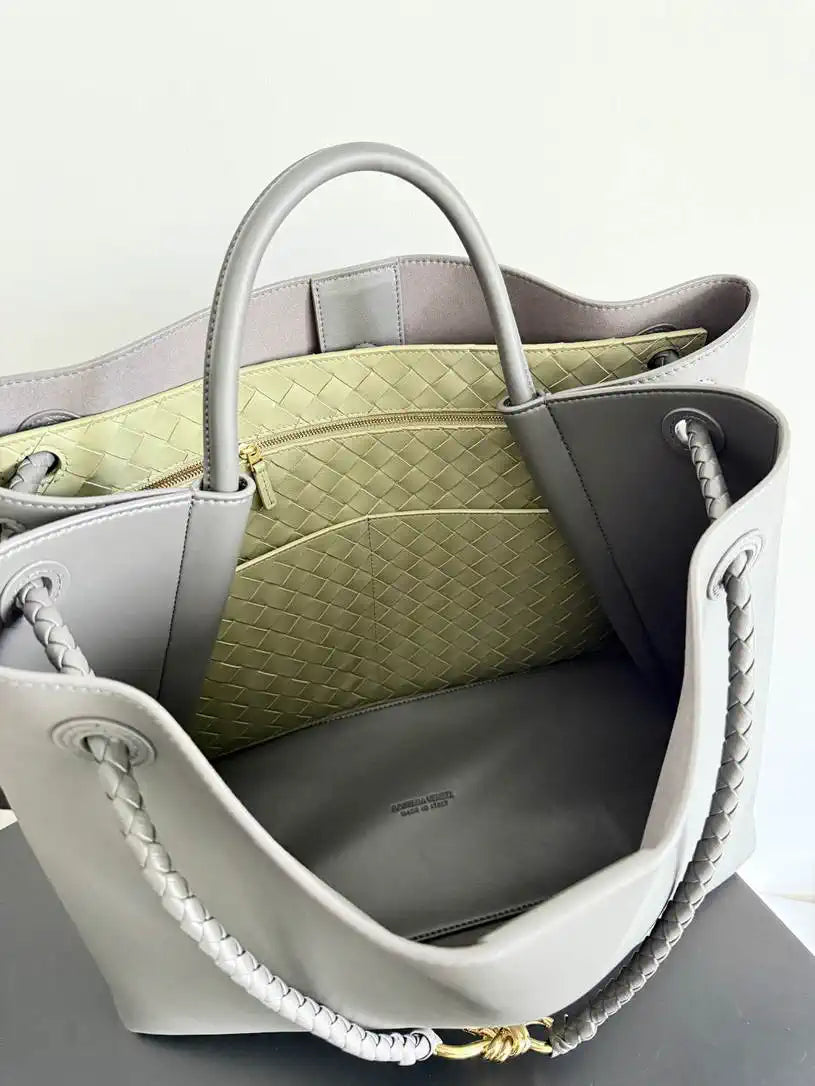 Bottega Veneta BV 806010 Large Andiamo bag BV9110