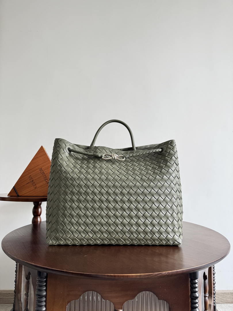Bottega Veneta BV 806010 Large Andiamo bag BV9900