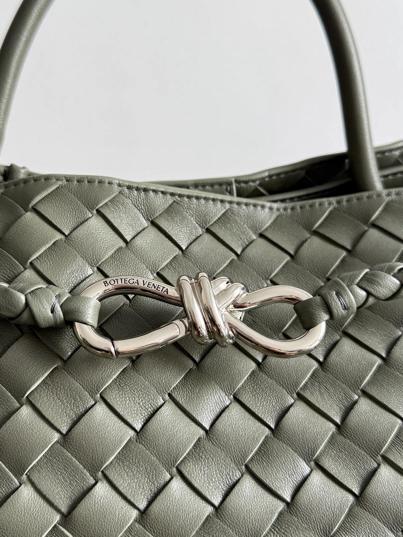 Bottega Veneta BV 806010 Large Andiamo bag BV9900