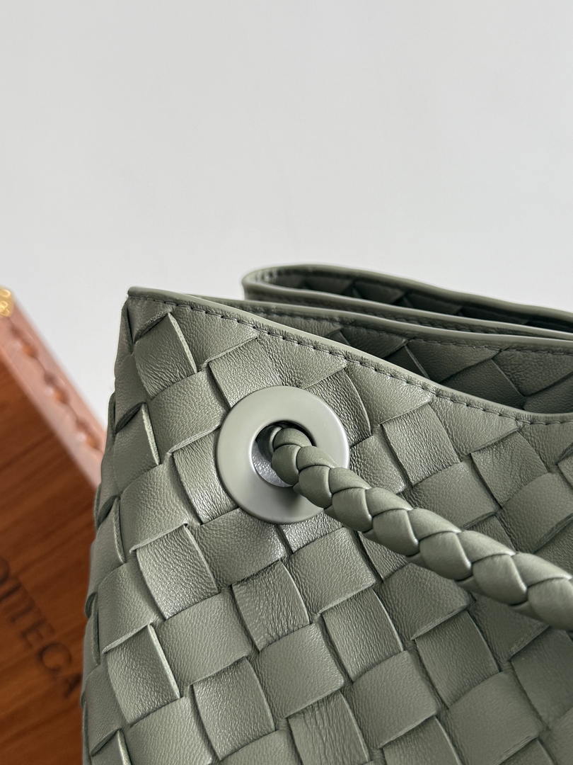 Bottega Veneta BV 806010 Large Andiamo bag BV9900