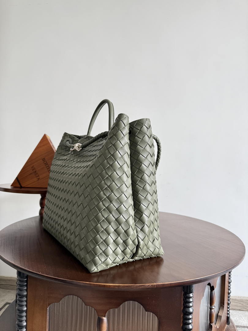 Bottega Veneta BV 806010 Large Andiamo bag BV9900