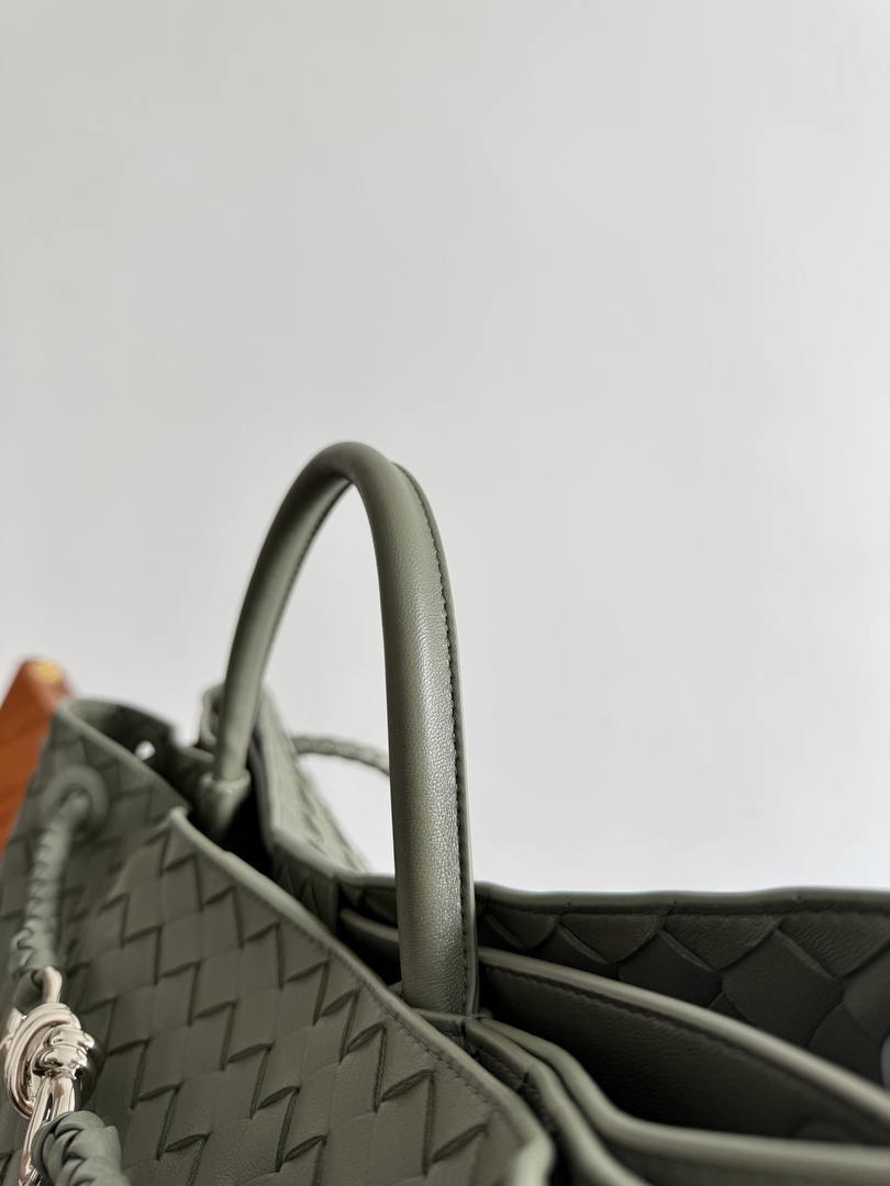 Bottega Veneta BV 806010 Large Andiamo bag BV9900