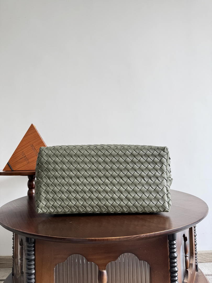 Bottega Veneta BV 806010 Large Andiamo bag BV9900