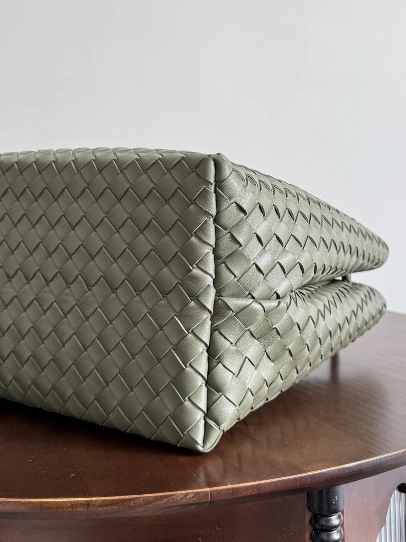 Bottega Veneta BV 806010 Large Andiamo bag BV9900