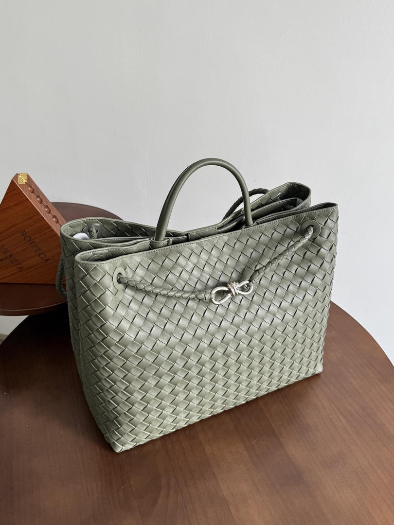 Bottega Veneta BV 806010 Large Andiamo bag BV9900