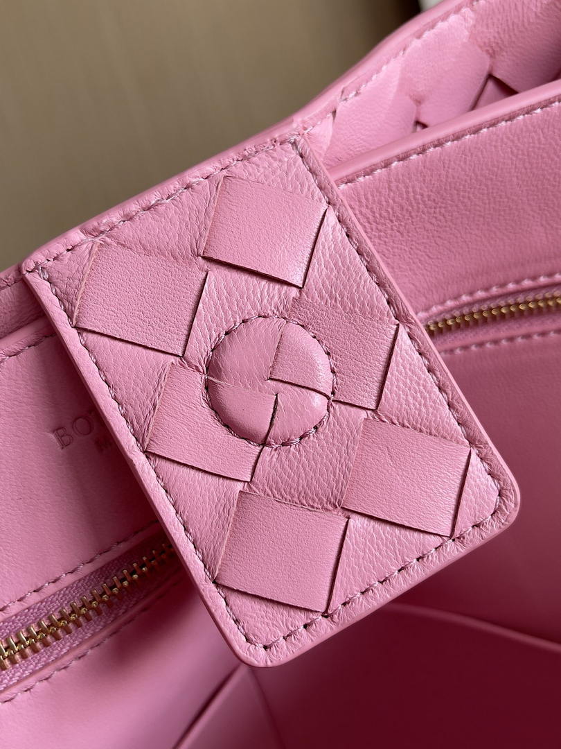 Bottega Veneta BV 766019 Large Andiamo bag BV9902