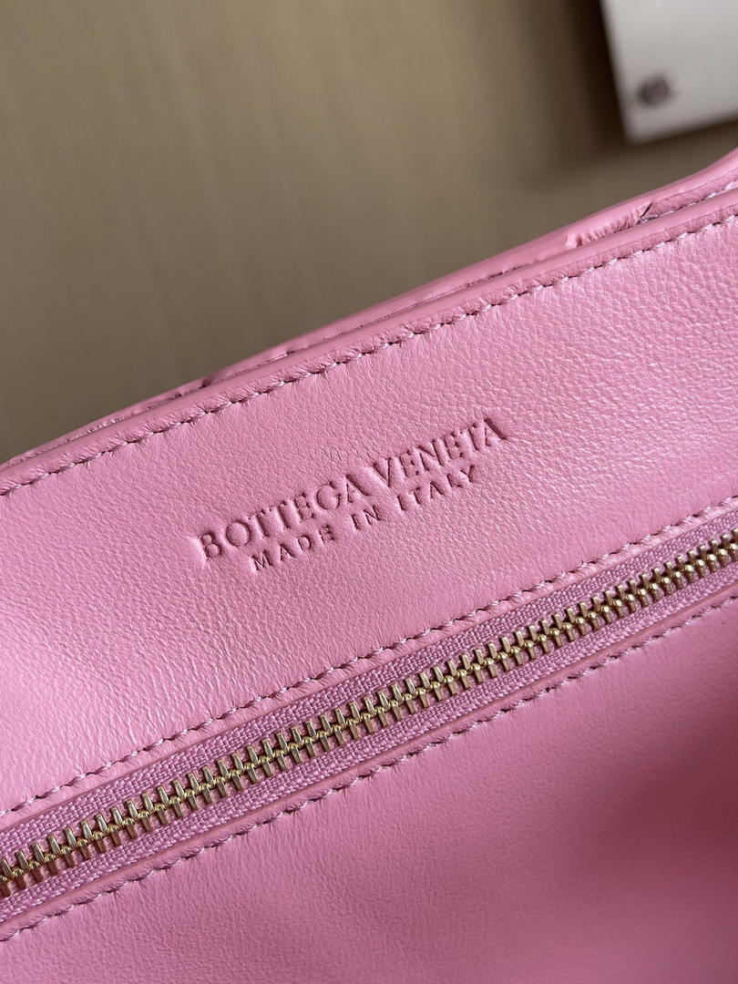 Bottega Veneta BV 766019 Large Andiamo bag BV9902