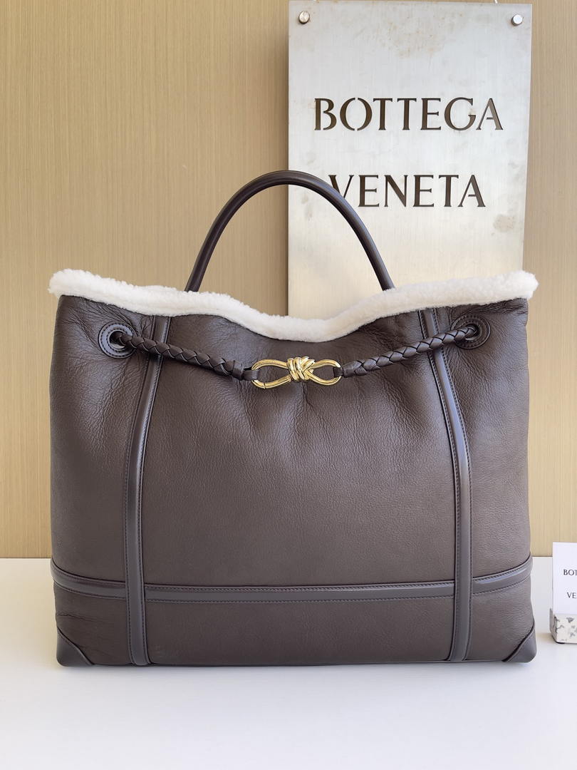Bottega Veneta BV 806010 Large Andiamo bag BV9901
