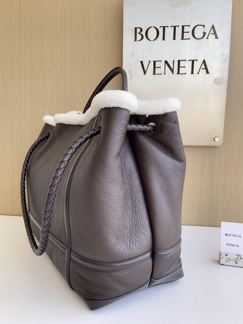Bottega Veneta BV 806010 Large Andiamo bag BV9901