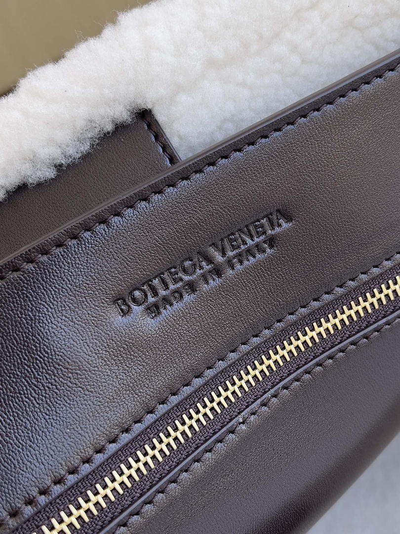 Bottega Veneta BV 806010 Large Andiamo bag BV9901
