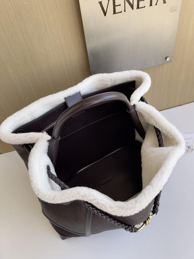Bottega Veneta BV 806010 Large Andiamo bag BV9901