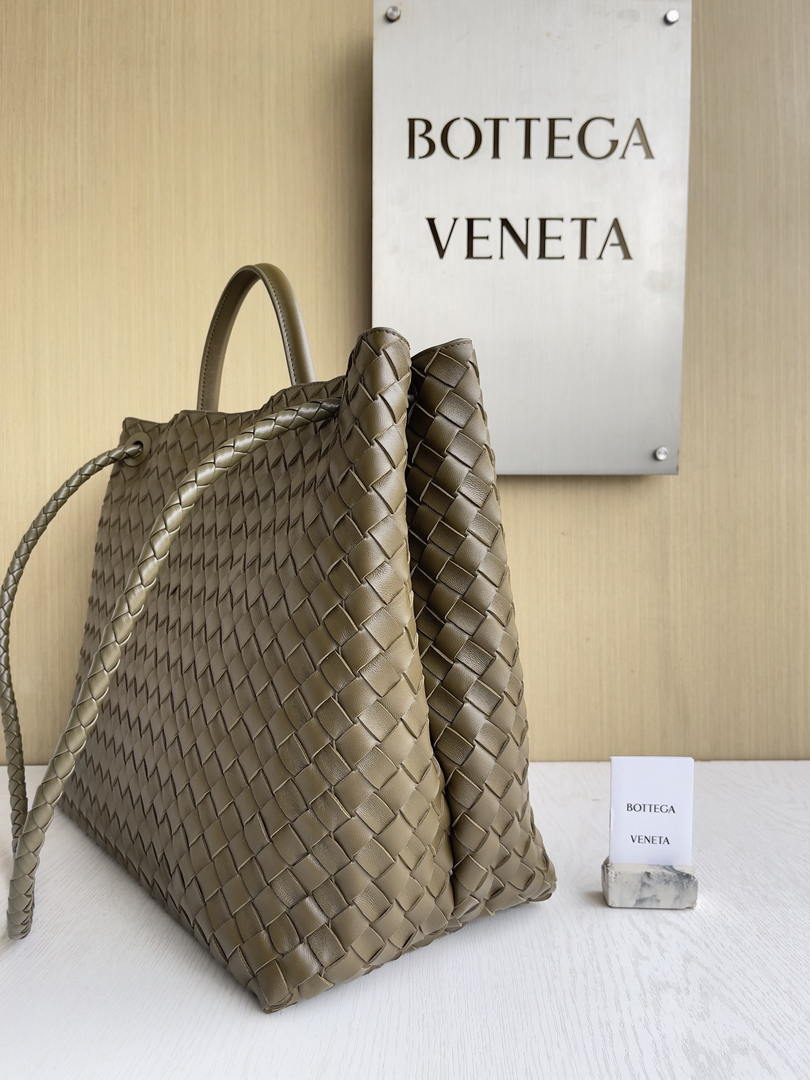 Bottega Veneta BV 766019 Large Andiamo bag BV9903