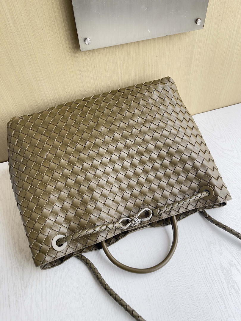 Bottega Veneta BV 766019 Large Andiamo bag BV9903