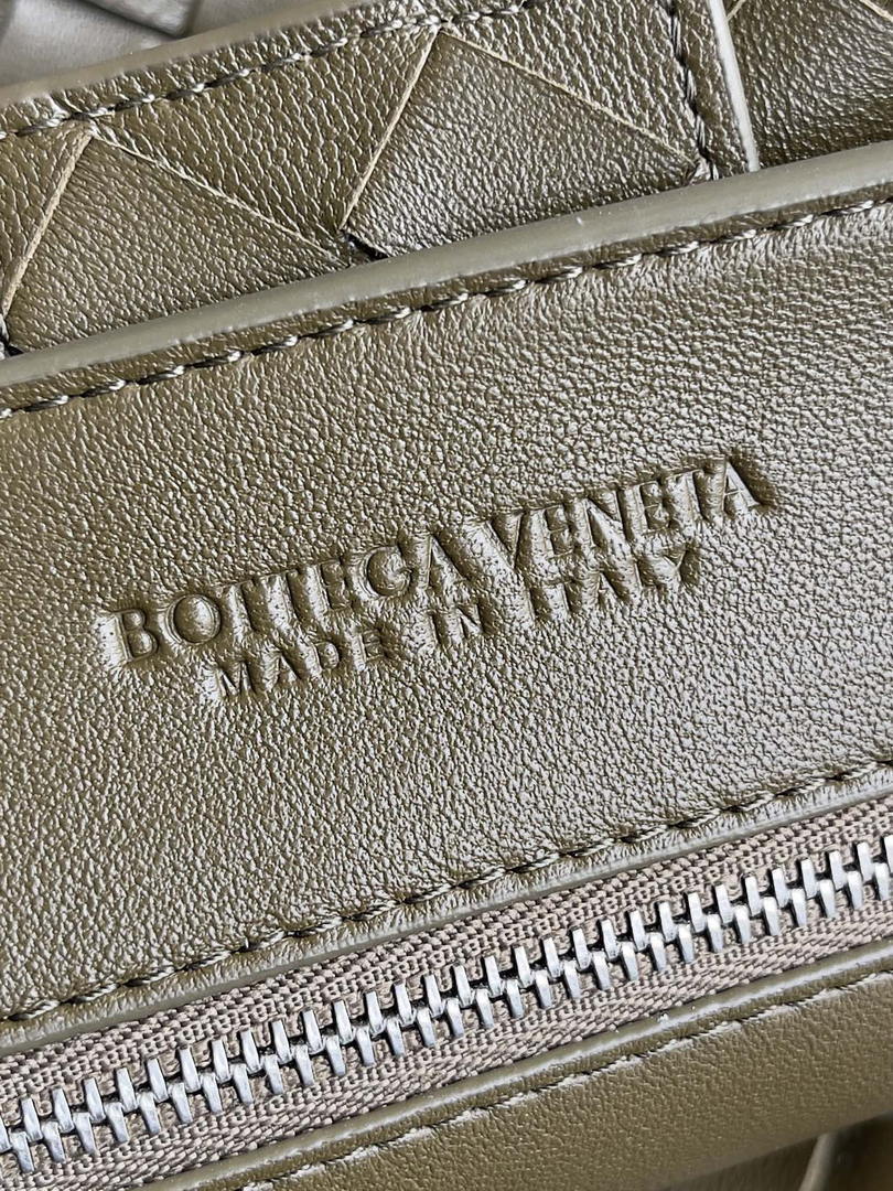 Bottega Veneta BV 766019 Large Andiamo bag BV9903