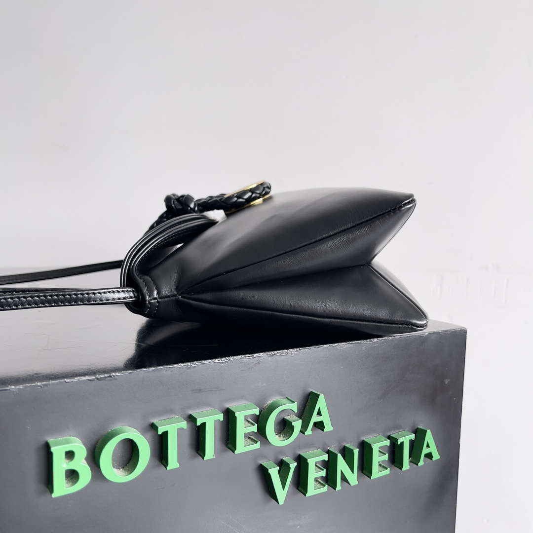 Bottega Veneta BV 806030V4SJ12190 Small Liberta Bag Black