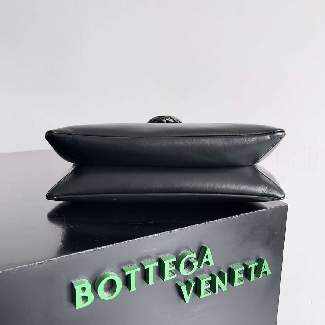 Bottega Veneta BV 806030V4SJ12190 Small Liberta Bag Black