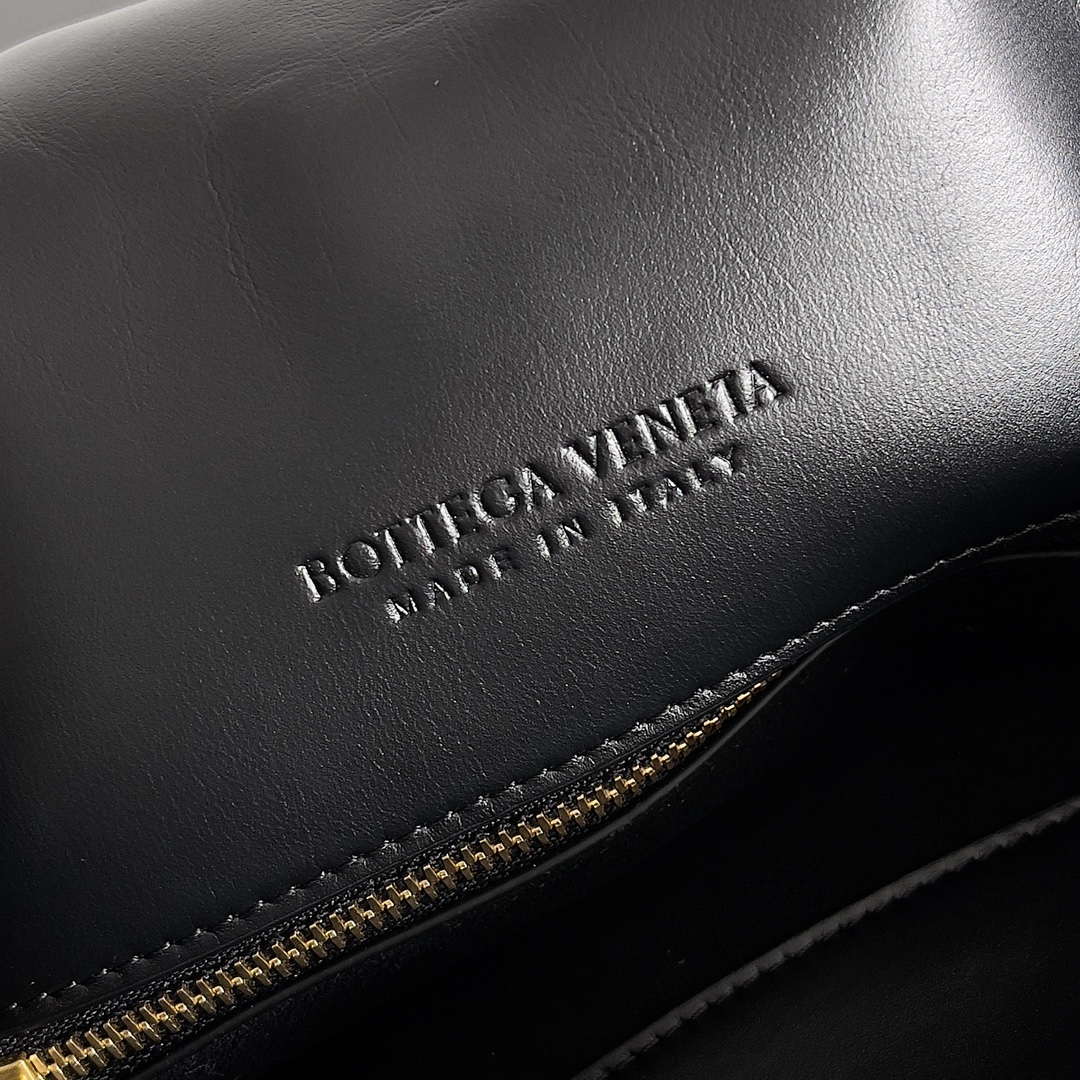 Bottega Veneta BV 806030V4SJ12190 Small Liberta Bag Black