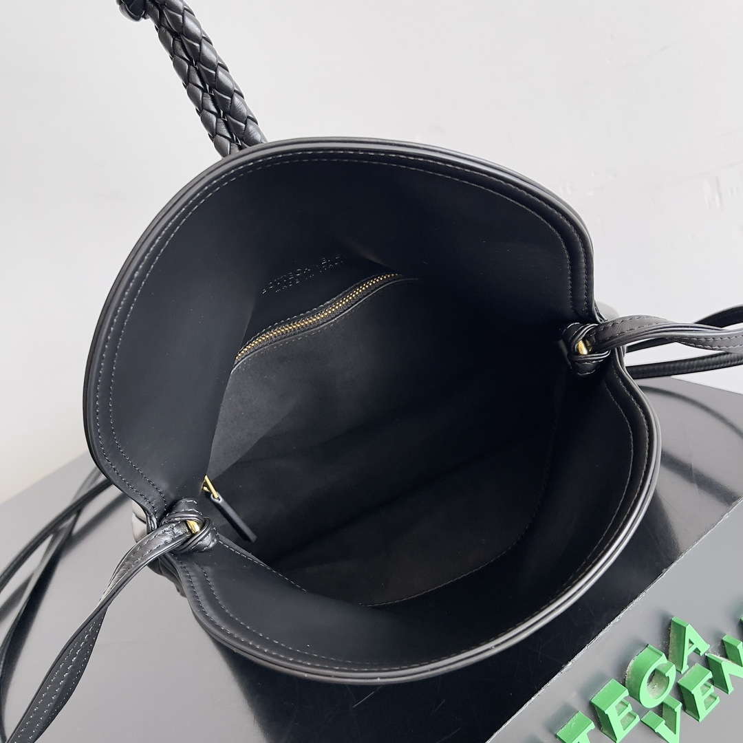 Bottega Veneta BV 806030V4SJ12190 Small Liberta Bag Black