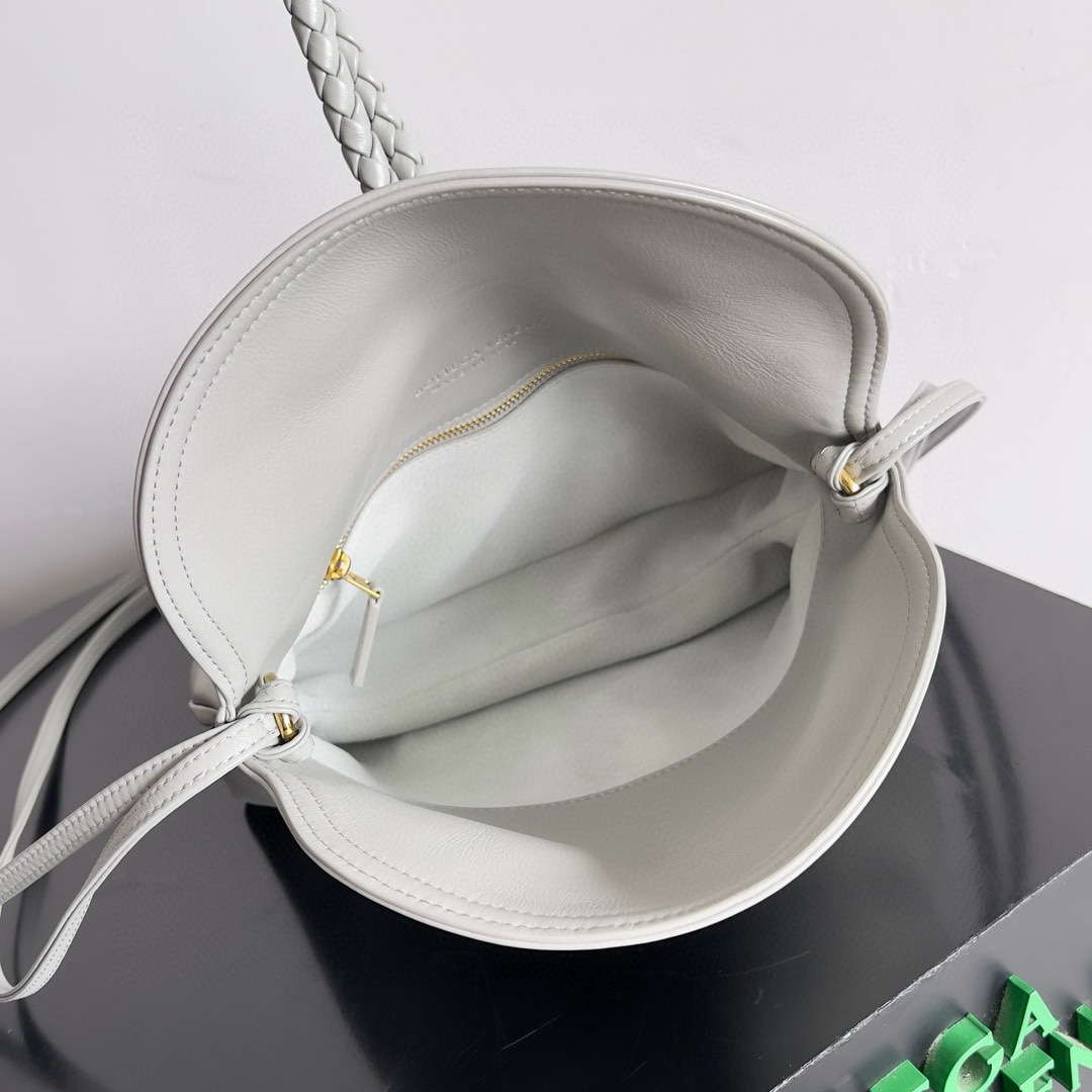 Bottega Veneta BV 806030V4SJ12190 Small Liberta Bag White