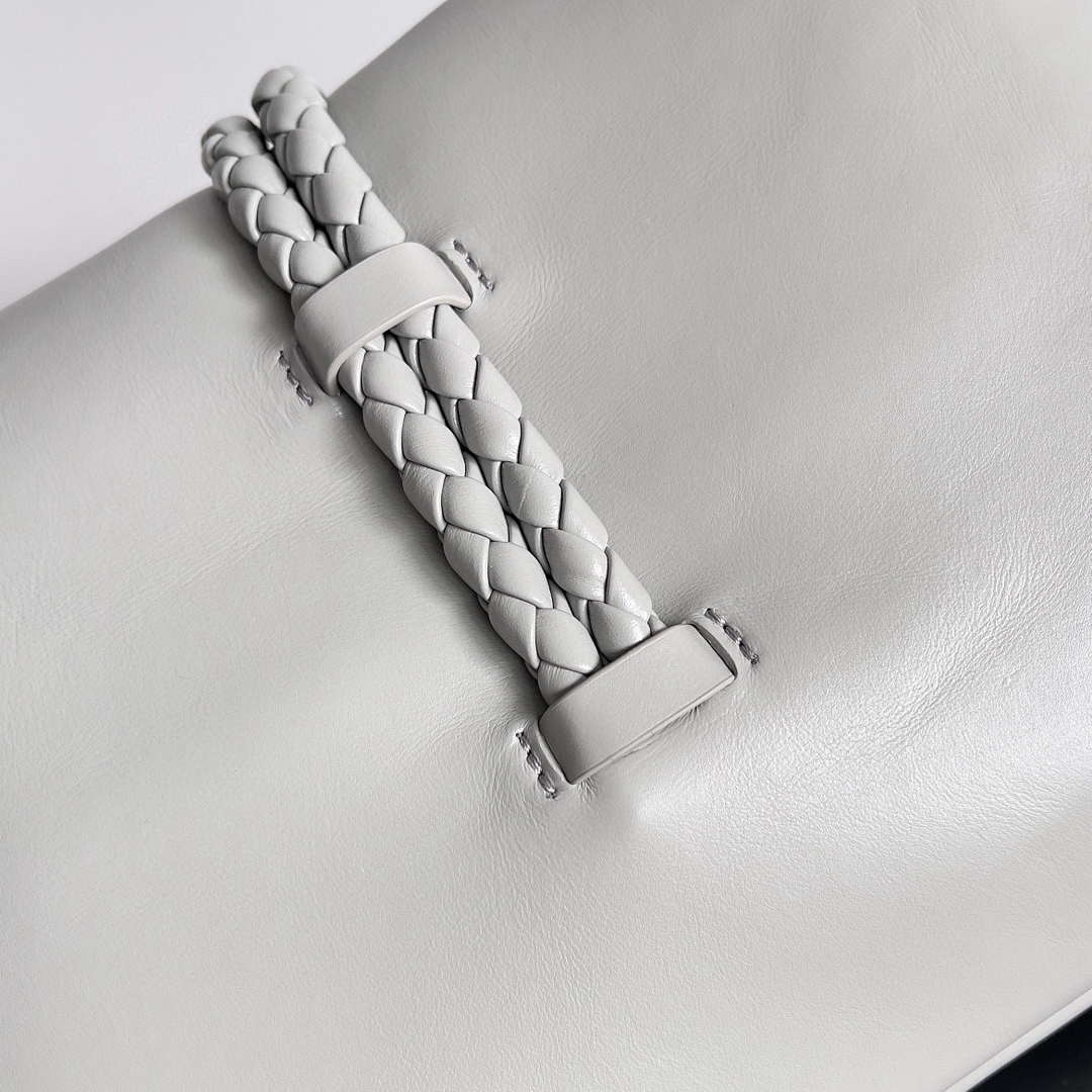 Bottega Veneta BV 806030V4SJ12190 Small Liberta Bag White
