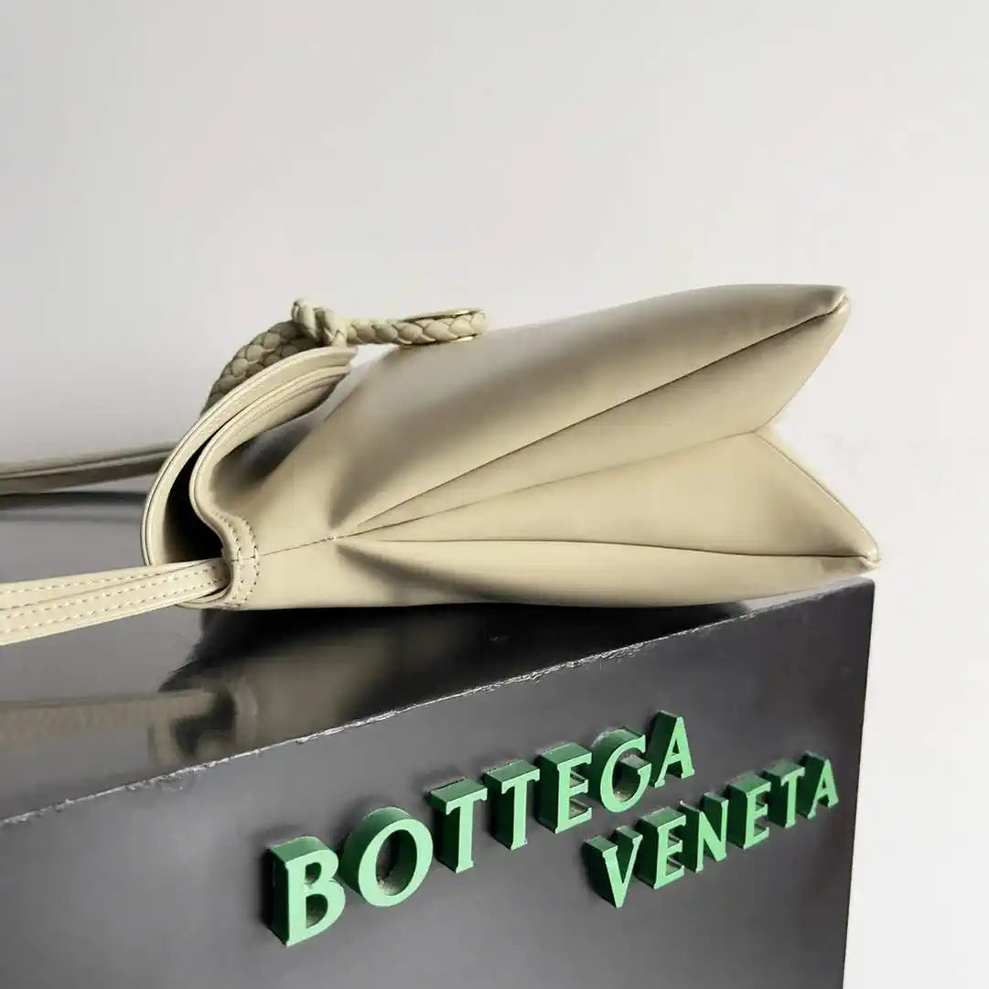 Bottega Veneta BV 806034V4SJ12250 Medium Liberta Bag Apricot