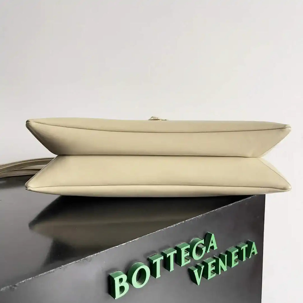 Bottega Veneta BV 806034V4SJ12250 Medium Liberta Bag Apricot