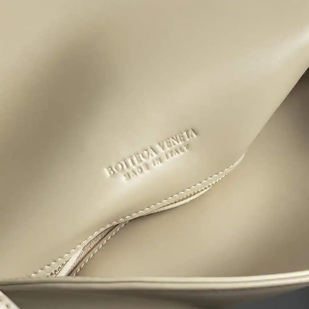 Bottega Veneta BV 806034V4SJ12250 Medium Liberta Bag Apricot