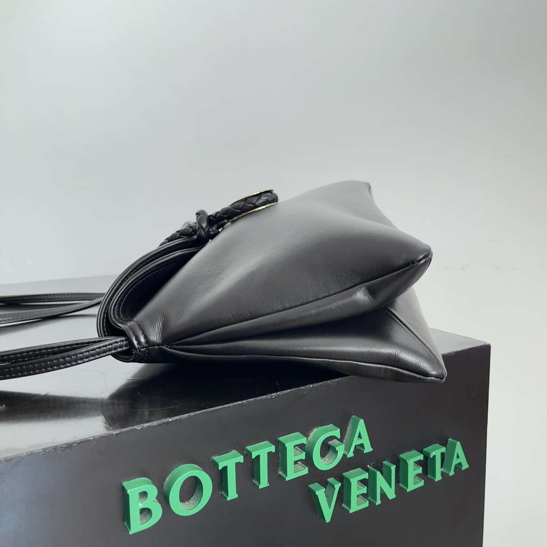 Bottega Veneta BV 806034V4SJ12250 Medium Liberta Bag Black
