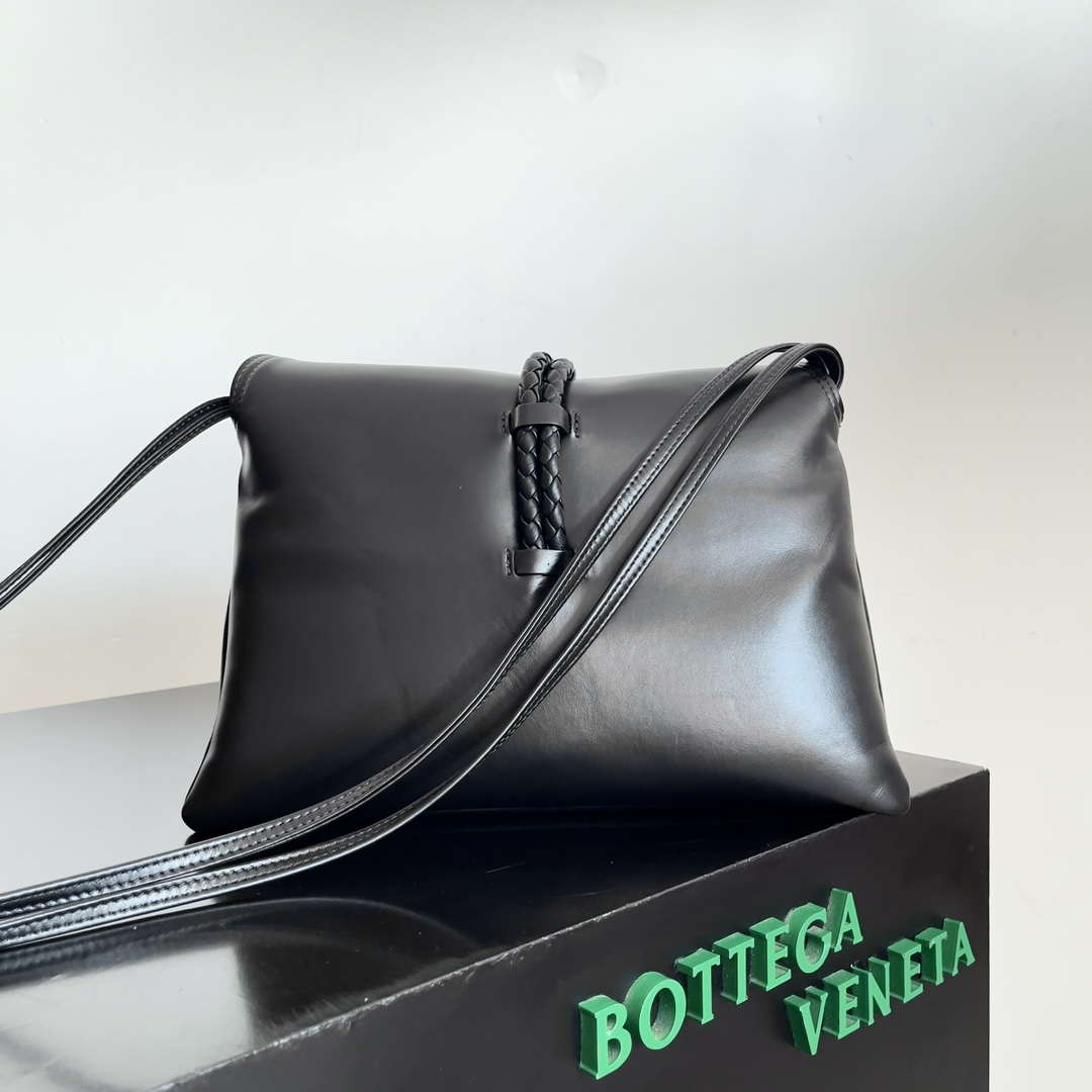 Bottega Veneta BV 806034V4SJ12250 Medium Liberta Bag Black