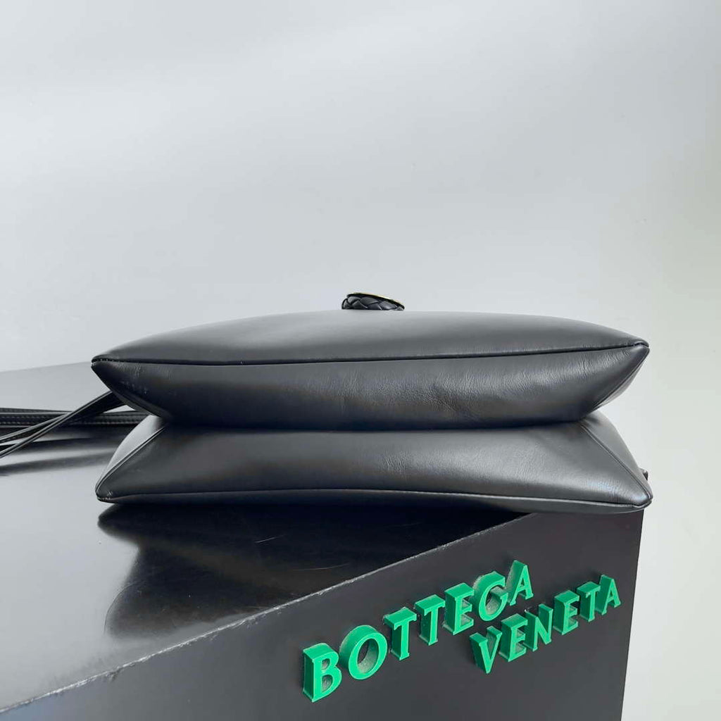 Bottega Veneta BV 806034V4SJ12250 Medium Liberta Bag Black