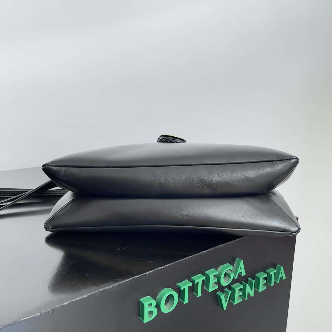 Bottega Veneta BV 806034V4SJ12250 Medium Liberta Bag Black