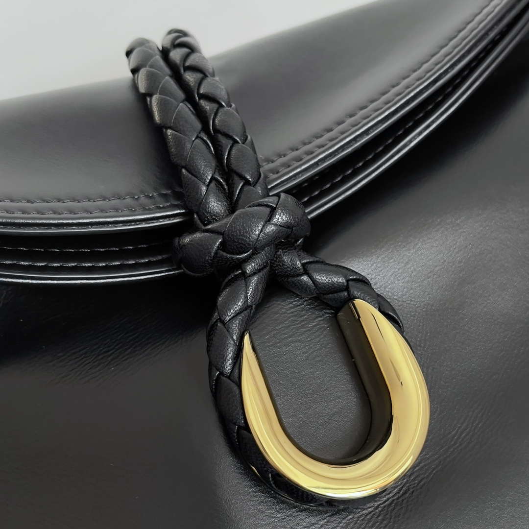 Bottega Veneta BV 806034V4SJ12250 Medium Liberta Bag Black