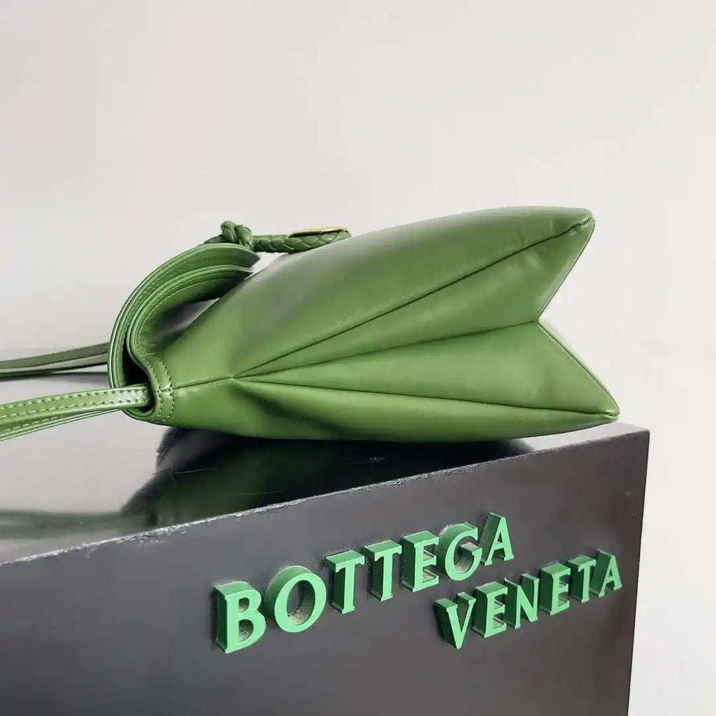 Bottega Veneta BV 806034V4SJ12250 Medium Liberta Bag Green