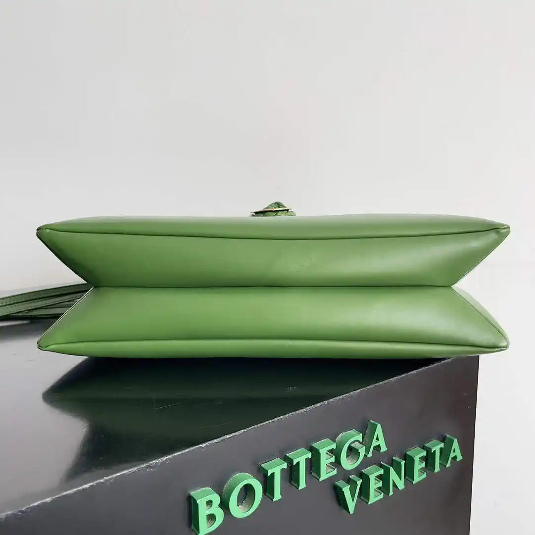 Bottega Veneta BV 806034V4SJ12250 Medium Liberta Bag Green