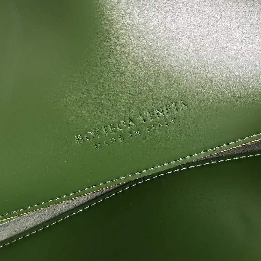 Bottega Veneta BV 806034V4SJ12250 Medium Liberta Bag Green