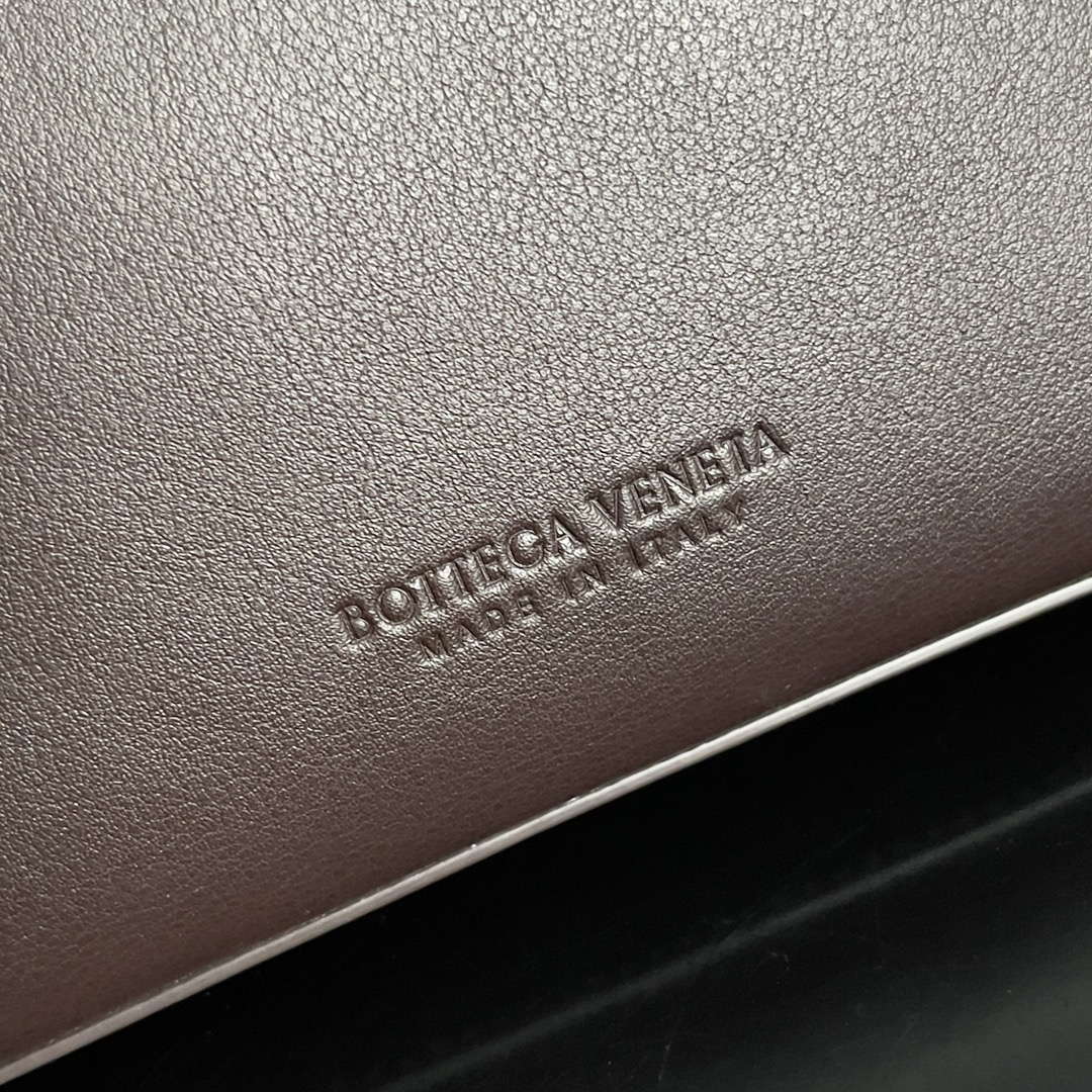 Bottega Veneta BV 810213 Small Andiamo bag BV9033