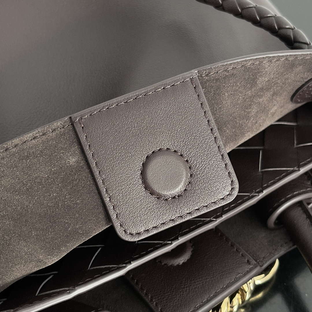 Bottega Veneta BV 810213 Small Andiamo bag BV9033